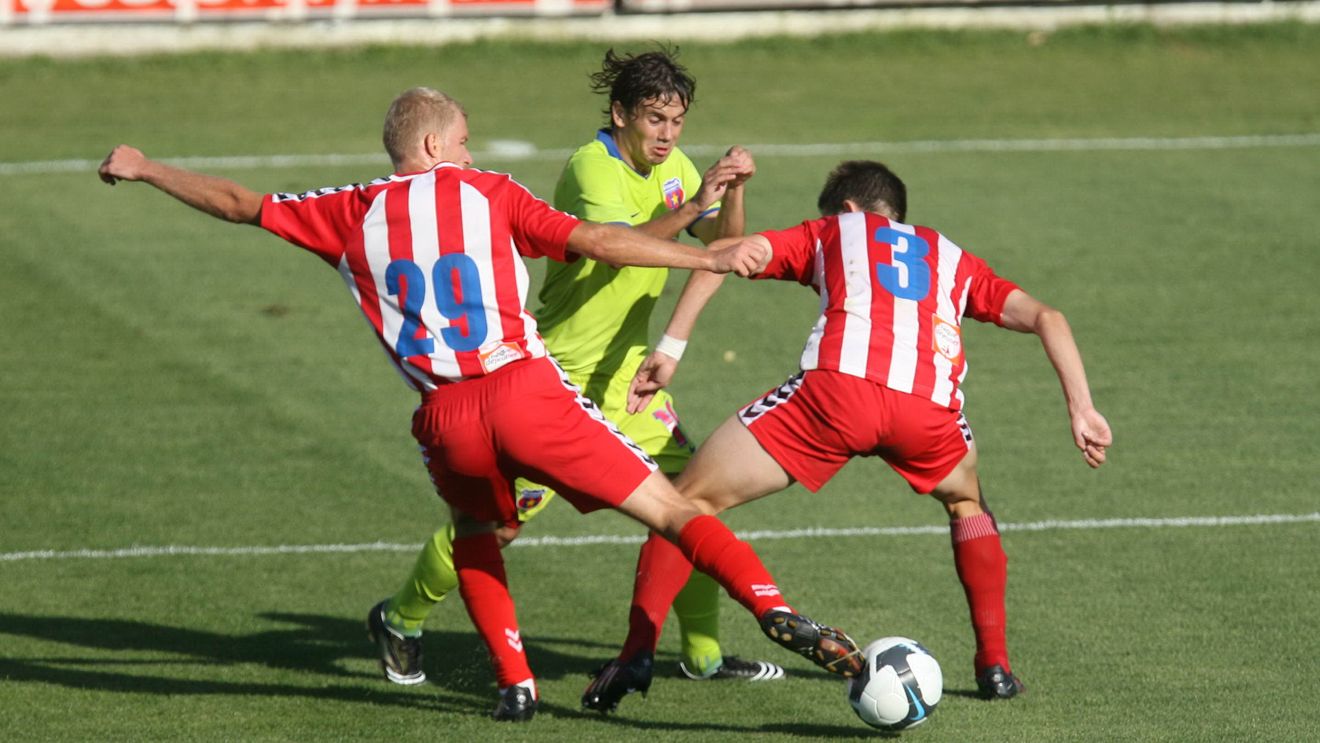 Nu trageți** în chitarist!