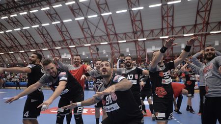 Dinamo scrie istorie! "Câinii" au învins la Thun cu 33-29 și s-au calificat în playoff-ul pentru optimile Ligii Campionilor. Trupa "alb-roșie" este prima echipă masculină din România care ajunge atât de departe