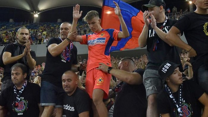 Octavian Popescu e apărat de unchiul său, fost fotbalist al Universității Craiova. „Prunea m-a dezamăgit! E păcat să-l atacăm pe Tavi. E un copil. El o să ne califice la un turneu final” | EXCLUSIV