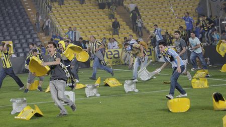 Război în Turcia!** Fanii lui Fener au declanșat INFERNUL pe teren, după ce au pierdut Supercupa, în fața Galatei! VIDEO