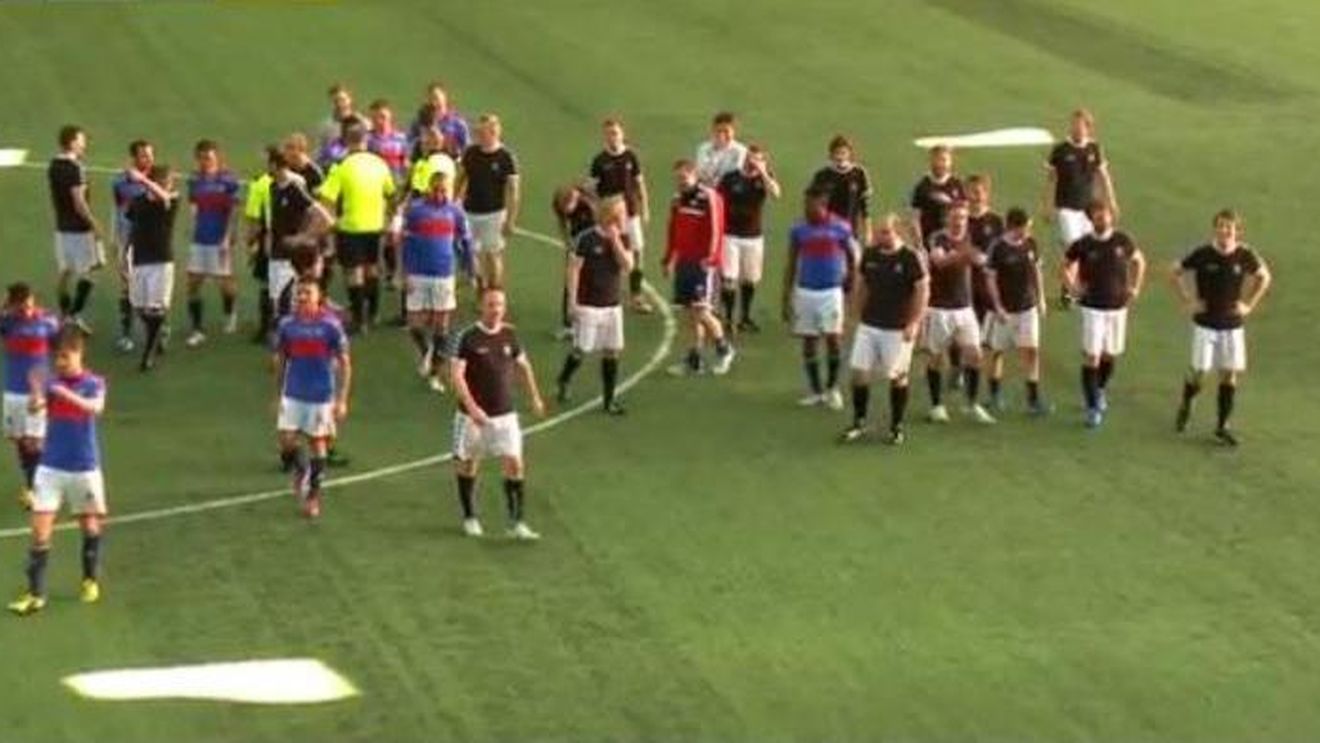 Experiment amuzant: cât de bine se pricep microbiștii la fotbal?** VIDEO Idee inedită a nordicilor: 22 de amatori vs. 11 profesioniști! Cât s-a terminat meciul