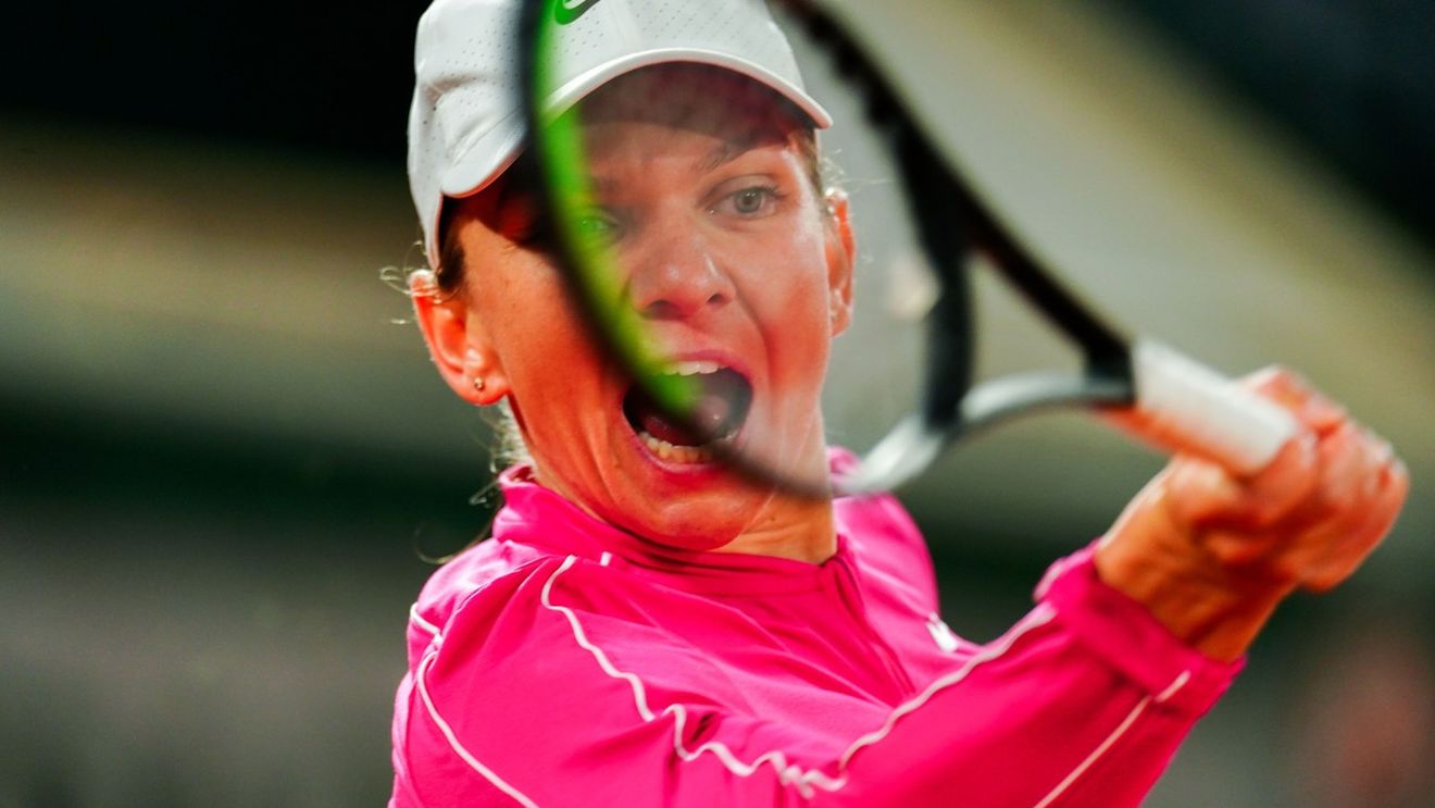 Simona Halep, cu zâmbetul pe buze, după ce a câștigat primul meci de la Roland Garros. „Cred că am făcut record de «scurte». Loviturile ei mi-au permis să vin la fileu”
