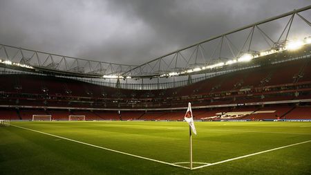 Pe cine să arunce VINa? Suporter Arsenal, arestat după ce a aruncat cu vin în jucătorii lui Manchester United