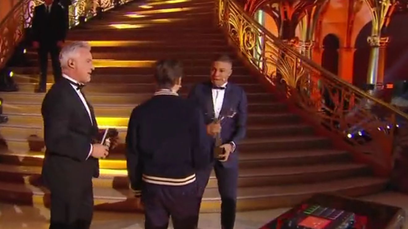 "Nu-l cunoști?" Moment incredibil la gala France Football, cu Mbappe în prim-plan. Vedeta de care campionul mondial nu auzise