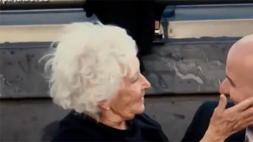 Toți au rămas mască! VIDEO Ce a putut face această bătrânică pe stradă, în văzul tuturor: camerele TV au surprins momentul