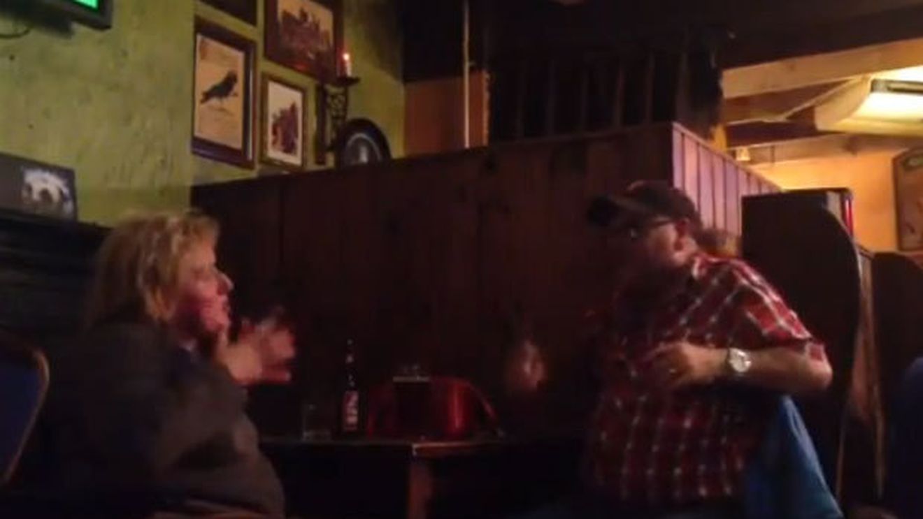 VIDEO El și-ar lăsa oricând soția pentru Van Persie!** Fanul care a uluit Anglia atunci când a fost certat de consoartă: "Vrei inelul înapoi?"