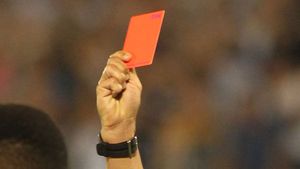 Protest fără precedent în arbitrajul românesc: "Nu mai mergem la meciuri!" Arbitri bătuți cu bestialitate de jucători, suspendări "din prietenie" și amenințări din partea observatorilor. Vezi câteva cazuri incredibile