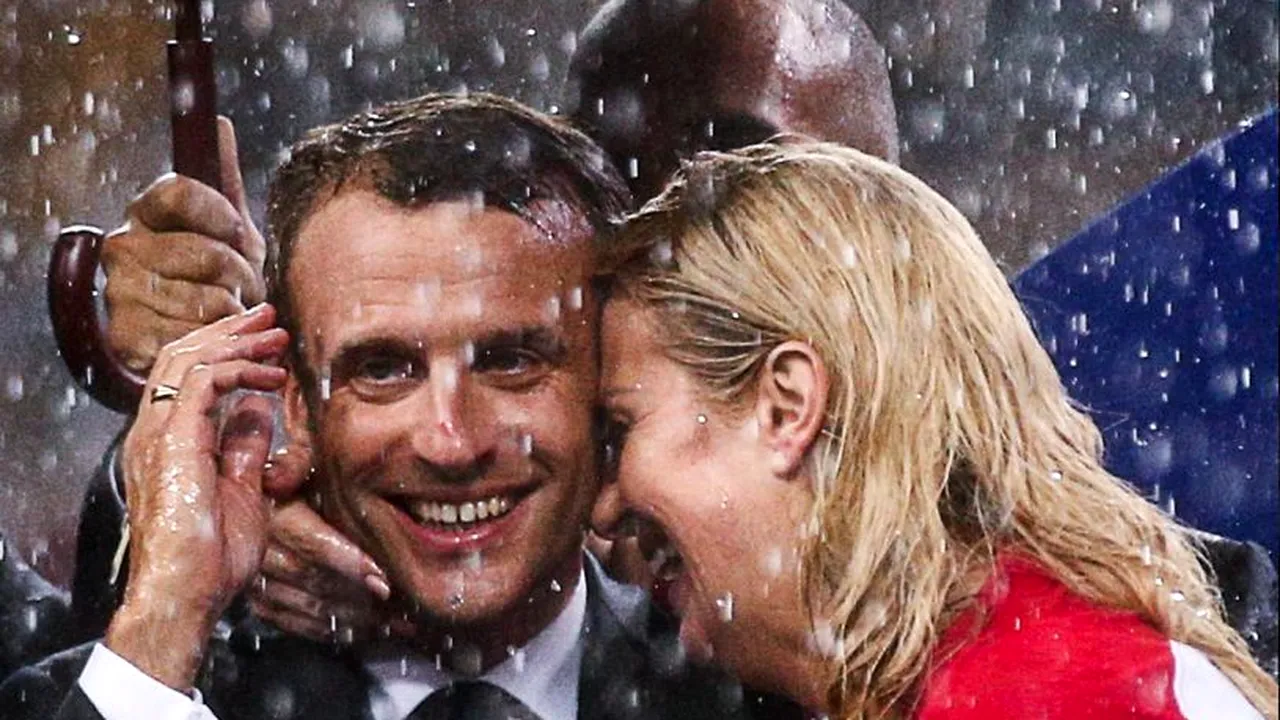Gestul făcut de Brigitte Macron în timp ce soțul și președinta Croației se îmbrățișau cu foc. 