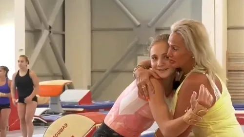 Imagini unice din sala de gimnastică! Cum colaborează Sabrina și Camelia Voinea pentru a ajunge la Jocurile Olimpice 2024? „Acolo nu sunt mamă, sunt antrenoare” | VIDEO EXCLUSIV DRUMUL SPRE PARIS