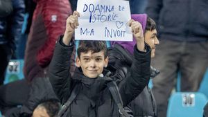 Cum arată profesoara de istorie din Galați care a devenit virală, după ce l-a învoit pe un puști pentru a merge la meciul Oțelului!