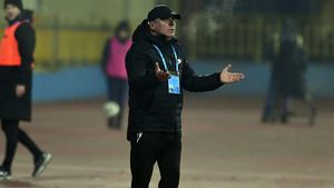 „Hagi e cu fotbalul ca dependenții de droguri". „Regele" l-a dat afară pe fotbalist, care nu înțelege de ce