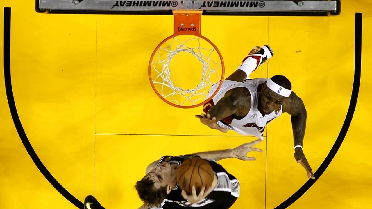 VIDEO: Magie la ambele panouri! LeBron James a reușit unul dintre cele mai spectaculoase capace din istoria recentă a NBA