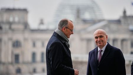 Cunoscutul fotbalist român, lăsat corigent la matematică de fratele lui Ilie Bolojan: ”Mă punea să cânt în fața clasei ca să mă treacă!”