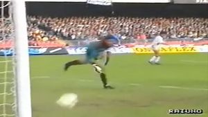 Remember** Lăcă, ce meci! VIDEO "Fiara" a avut șansa istorică să îngenuncheze echipa lui Maradona: a dat-o în bară cu Napoli