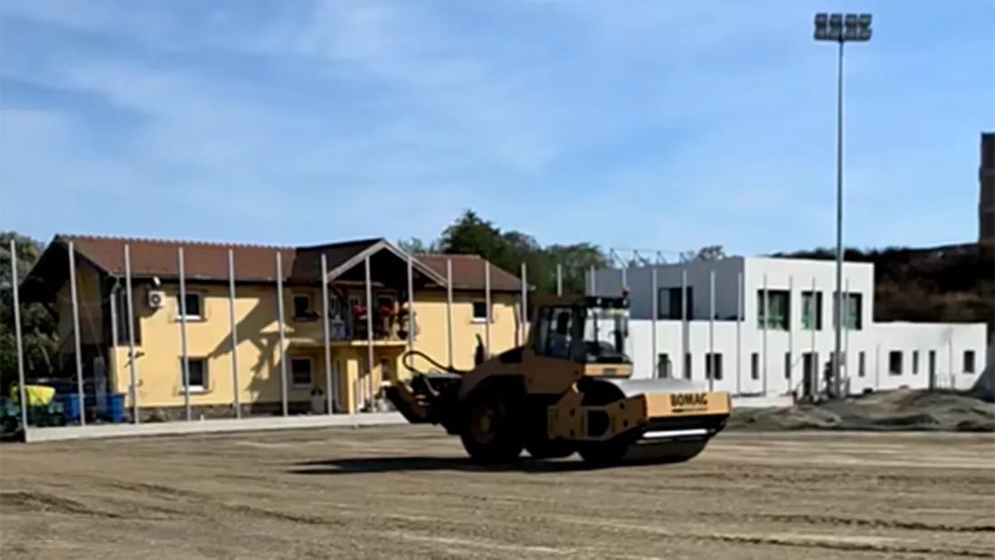 Câțiva ani mai târziu... Baza sportivă din Șelimbăr e aproape de finalizare! Primarul, live de pe șantier, anunță revenirea acasă a... copiilor clubului, nu a echipei din Liga 2!
