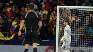 Doi români s-au dus după Horațiu Moldovan la meciul Villarreal - Atletico Madrid. Au scos un mesaj scris pentru el, iar portarul s-a dus imediat la ei și a făcut un gest remarcabil