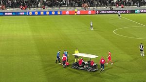 Lovitură cruntă primită de Gigi Becali în PAOK - FCSB! Schimonosit de durere, fotbalistul a părăsit terenul în mașinuța medicală