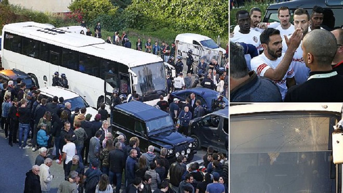 "Pe aici nu se trece". Scene incredibile în Franța! Un meci decisiv în lupta pentru promovare a fost suspendat după ce suporterii corsicani au blocat autocarul echipei adverse în afara stadionului. Polițiștii n-au avut curaj să-i dea jos pe jucători