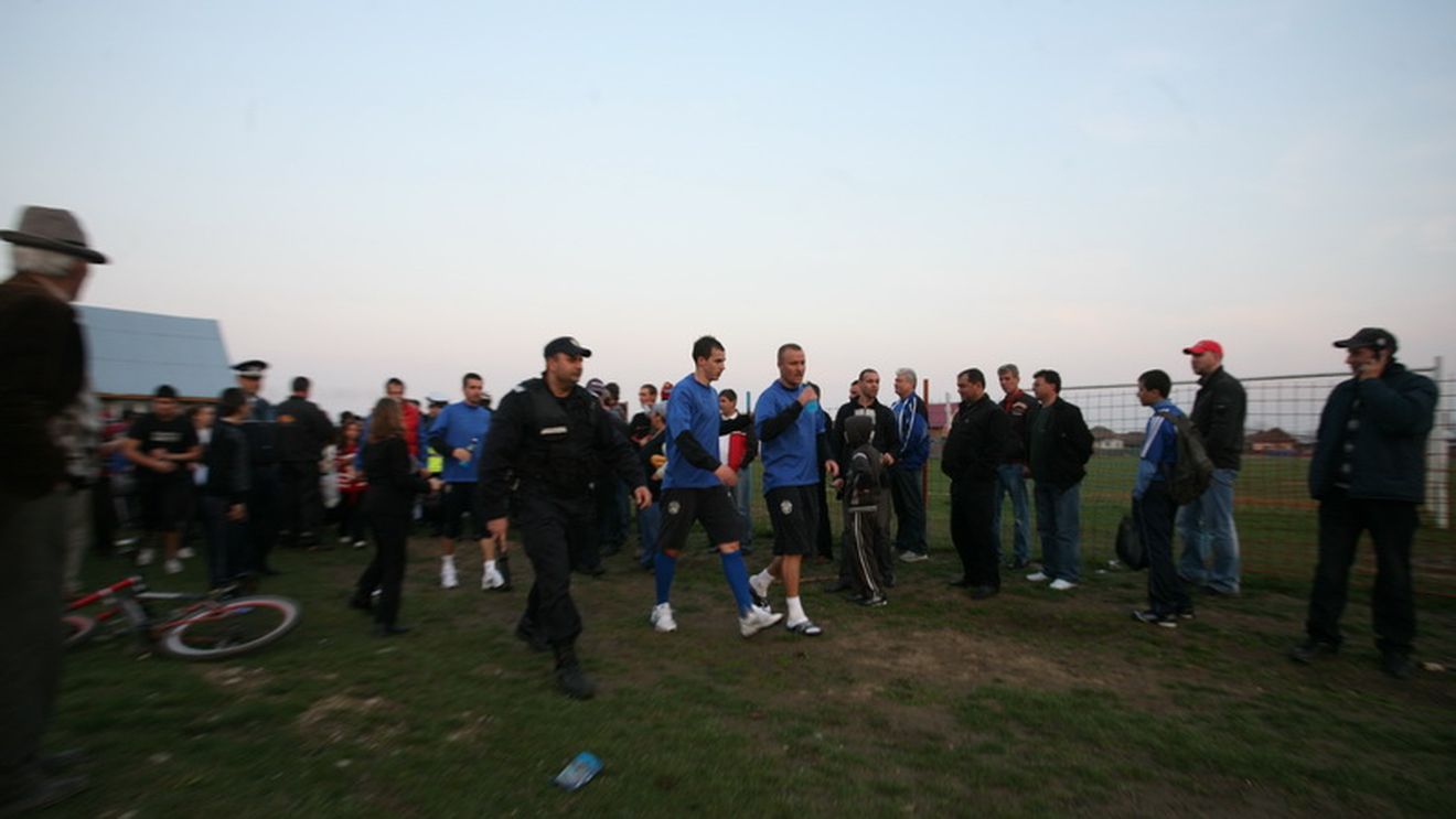 FOTO** Steliștii s-au pregătit pentru meciul cu Pandurii într-un sat!