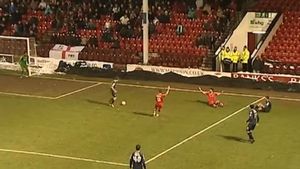 VIDEO Și-a îngropat echipa cu o gafă de cascadorii râsului!** Cum a fost "forțat" un arbitru să acorde penalty :)