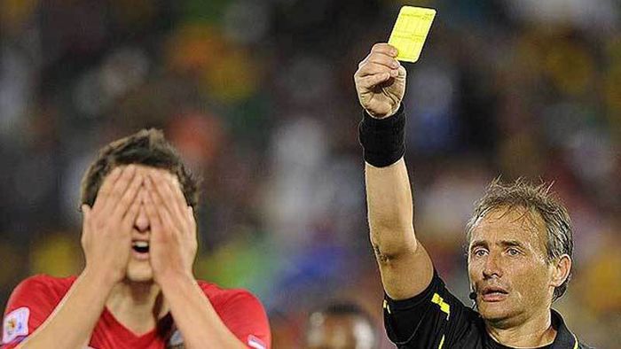 A primit cartonașul galben după ce a ratat o lovitură de la 11 metri. Jucătorii echipei adverse au strâns bani pentru a-i plăti amenda