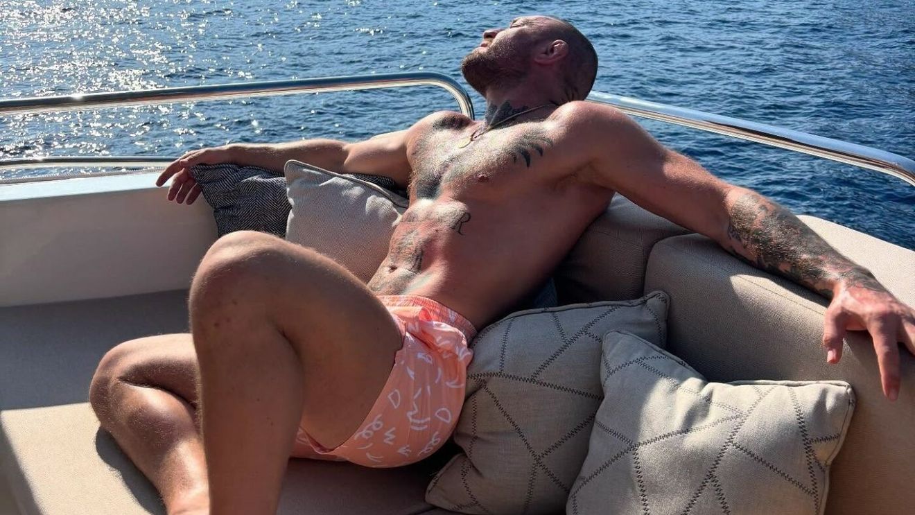 Milionarul care a vrut să devină președintele țării a fost prins în timp ce săruta o femeie misterioasă pe plajă, deși este logodit și are 4 copii