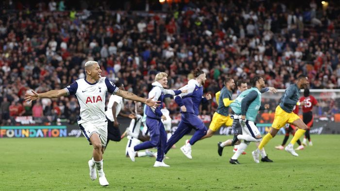 Notele după finala spectaculoasă din Europa League, Tottenham - Man. United 1-0. Londonezii lui Radu Drăgușin cuceresc primul trofeu european după 42 de ani