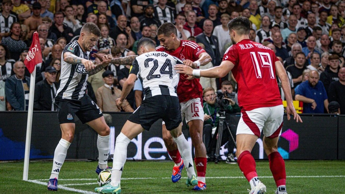 Fotbalistul a fost fotografiat cu 4 femei, după ce și-a părăsit nevasta într-un mod brutal