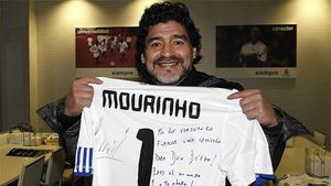 Maradona, în curtea rivalilor!** Mourinho: "Te ador, Diego!"