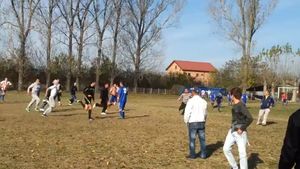 VIDEO Viață de arbitru la "județ":** a fost alergat și lovit pentru că echipa gazdă nu a reușit să câștige! Motivația te lasă mască: "Poate îi mai vine mintea la cap"