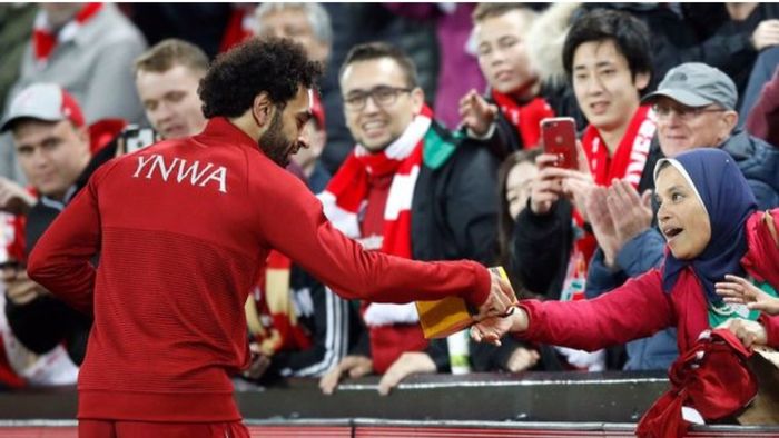 VIDEO | Salah i-a oferit tricoul unei fane, dar s-a trezit cu un... cadou. Reacția egipteanului :)