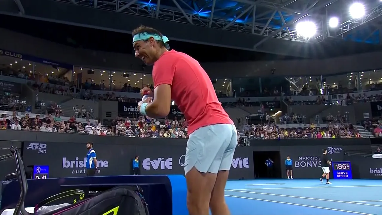 Rafael Nadal a jucat primul meci oficial după o pauză de un an! Partida de la Brisbane nu a avut istoric. FOTO & VIDEO
