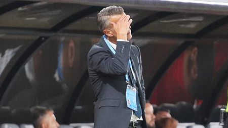 La Dinamo se pregătesc mișcări. Mai mulți jucători au bagajele la ușă, vestiarul este spart în bisericuțe, Ghezali l-a certat pe Politic și a fost la un pas de bătaie cu Roșu. Meciul cu UTA poate fi hotărâtor pentru Ovidiu Burcă | EXCLUSIV