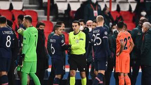 ULTIMA ORĂ | UEFA a decis ca partida PSG - Bașakșehir să se joace miercuri! Forul european a anunțat ce se întâmplă cu brigada de arbitri din România