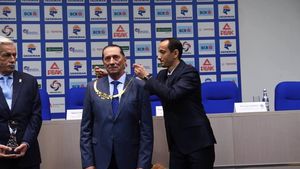 Legendarul Ivan Patzaichin a primit "Colanul de Aur", cea mai mare distincție a Comitetului Olimpic și Sportiv Român

