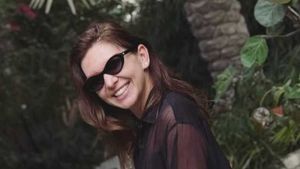 Simona Halep, în costum de baie şi cămaşă transparentă! Cât costă geanta Marni de plajă