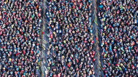 IMAGINEA ZILEI | Gata de start? Mii de participanți se pregătesc pentru a porni într-un maraton de schi fond în sud-estul Elveției