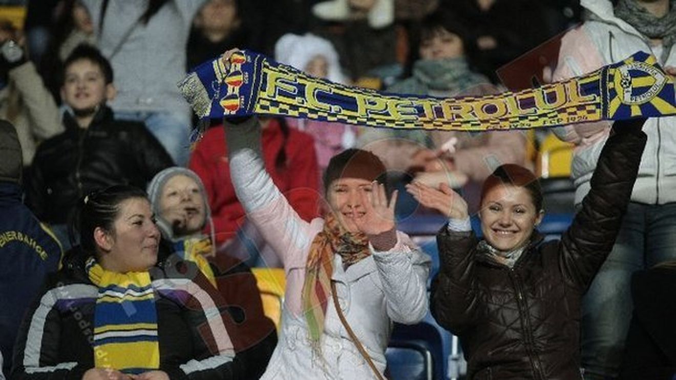 Un stadion plin cu femei și copii!** Petrolul a distribuit 9.000 de bilete gratuite la meciul cu Pandurii