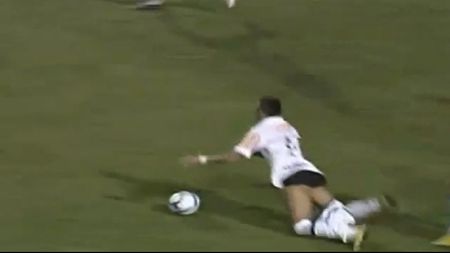 VIDEO** Ce se întâmplă când driblezi prea mult? Puștiul-minune al lui Santos, lăsat în chiloți de un adversar :)