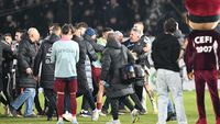 Gesturi scandaloase! Au apărut imaginile cu momentul în care Andrei Cordea îl provoacă pe Cristiano Bergodi, înainte de bătaia de la CFR Cluj – U Cluj