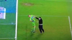 VIDEO HULIGANIC** Nu doar pe "Ilie Oană" se întâmplă! După George Galamaz, un alt jucător este agresat pe teren în timpul partidei