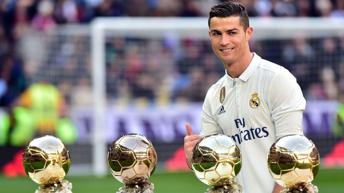 Real a "distrus" Granada într-un meci special pentru Ronaldo. VIDEO | CR7 le-a prezentat fanilor al patrulea Balon de Aur al carierei