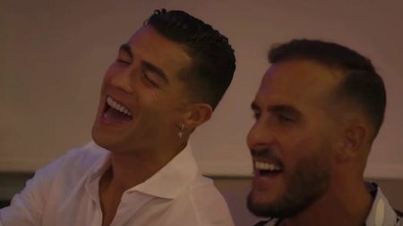Cristiano Ronaldo, așa cum nu a mai fost văzut niciodată! S-a dat în spectacol la karaoke, i-a dedicat o serenadă Georginei Rodriguez și a cerut-o de soție: „Vreau să te căsătorești cu mine” | VIDEO