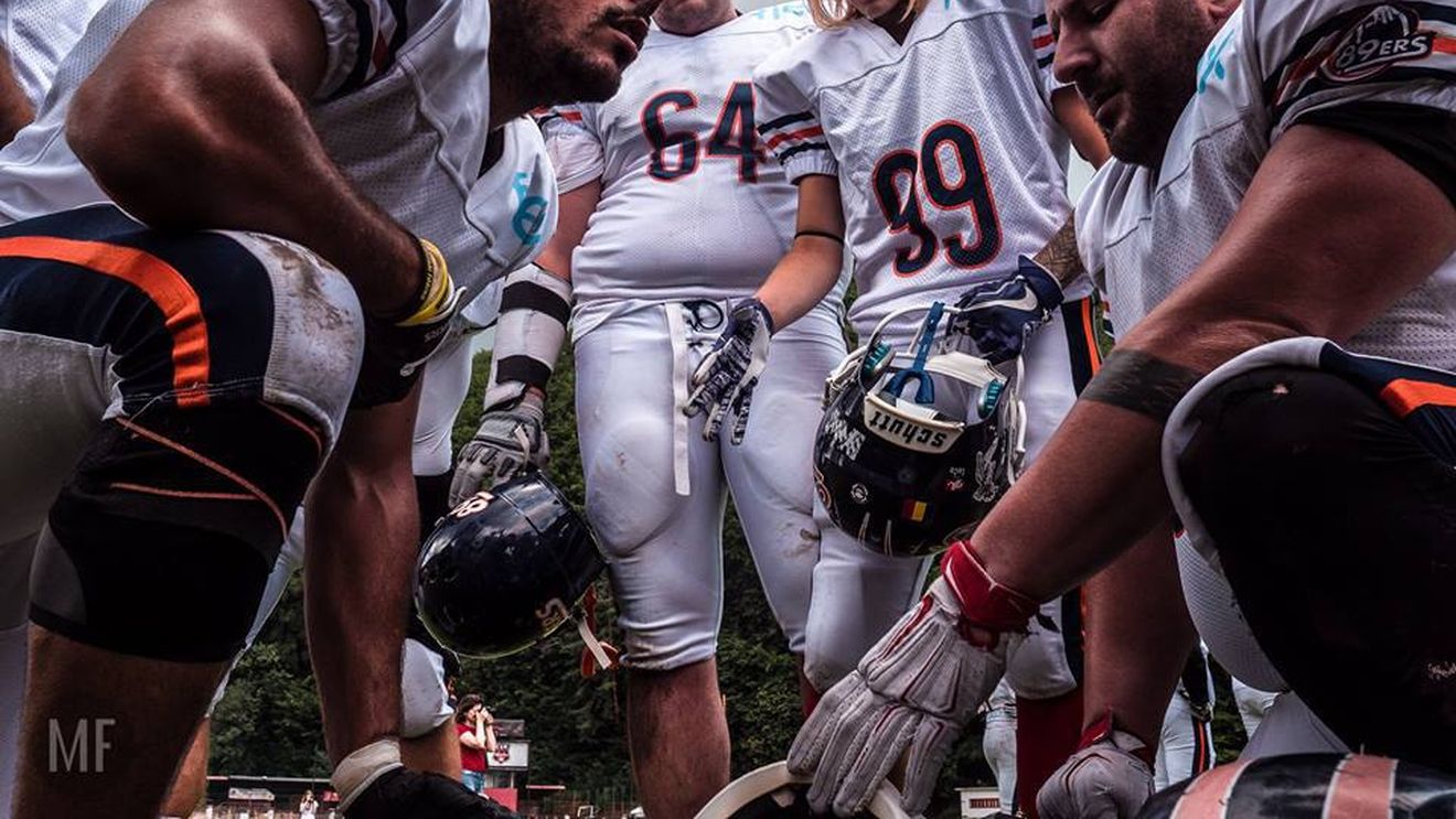 Studentă la medicina veterinară, săritoare cu prăjina, balerină. Ea este Anna Vazou, prima jucătoare de fotbal american din România care a evoluat într-un meci oficial alături de bărbați