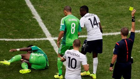 La un pas de o accidentare horror. FOTO | Onazi a părăsit terenul după o intrare criminală a lui Matuidi, francezul a scăpat cu "galben"