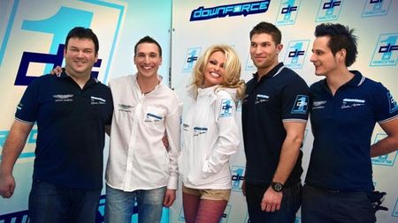 Pamela Anderson, pe pistă!** Vedeta și-a făcut echipă de curse auto 