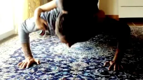 VIDEO - Mutu se menține în formă: face flotări cu una dintre fetițe în spate!