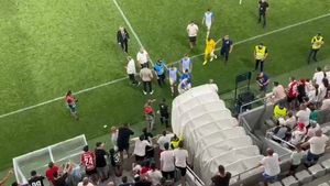 Scandal de proporții între suporterii lui Dinamo și jucătorii Universității Craiova! Atanas Trică i-a înjurat pe „câini”, după gesturile reprobabile ale acestora