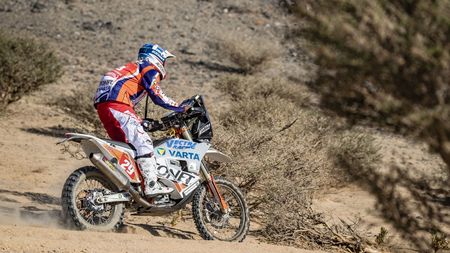 Emanuel Gyenes, lider la clasa Malle Moto după prima etapă a Raliului Dakar 2021. Reacția pilotului român: „A fost multă piatră pe prima specială”