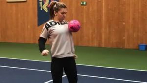 Italienii o vor pe Halep în Serie A după ce au văzut cum jonglează cu mingea de fotbal :)) "Să vezi și să nu crezi! Simona a ținut 83 de duble consecutive"